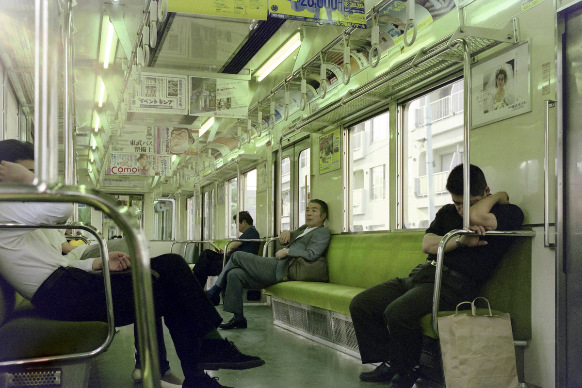 Trên tòa tàu điện chạy tuyến Tobu-Tojo, giữa ga Ikebukuro và ga Narimasu.