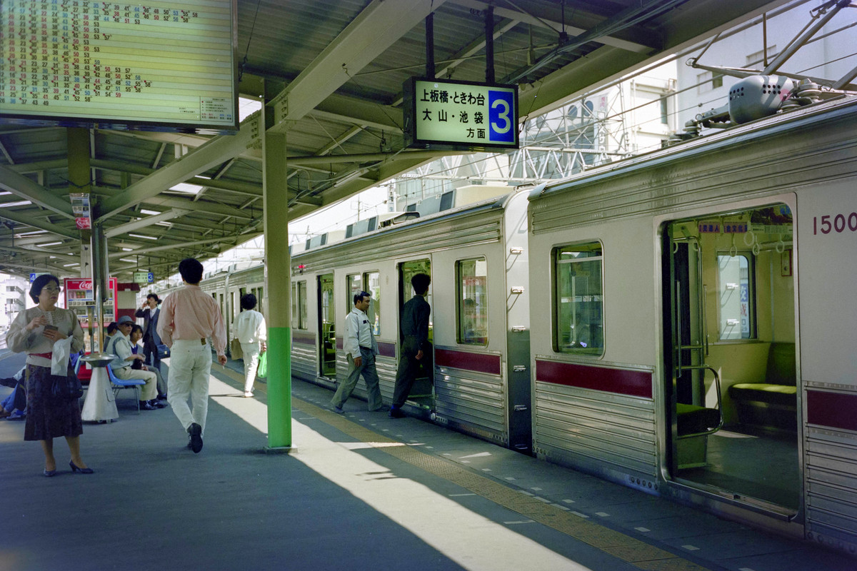 Trên sân ga ga Tobu-Tojo.