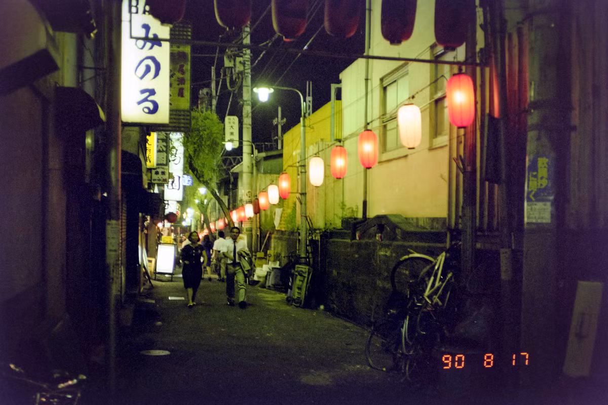 Buổi tối trong một ngõ hẻm Shinjuku.