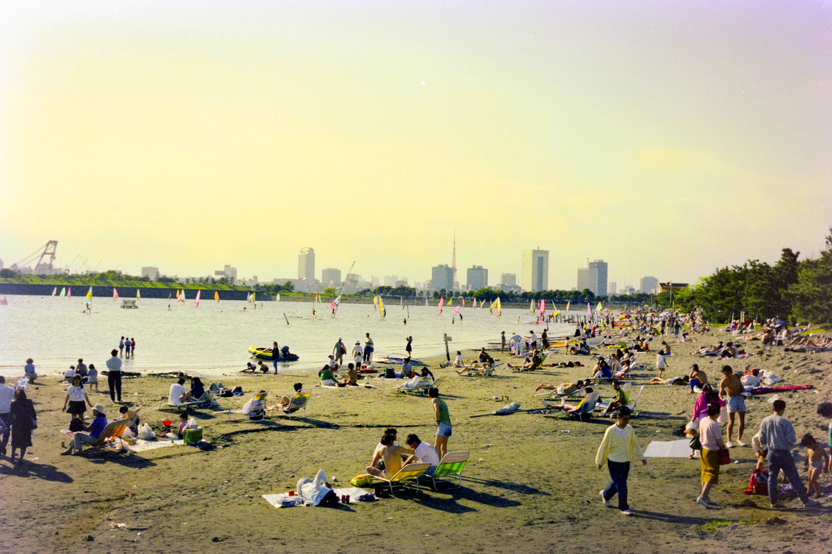 Người dân Tokyo thư giãn ở công viên ven biển Kasai.