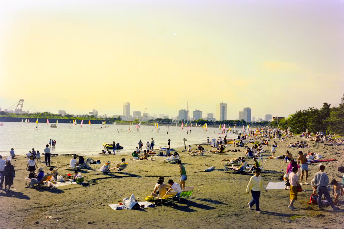 Người dân Tokyo thư giãn ở công viên ven biển Kasai.