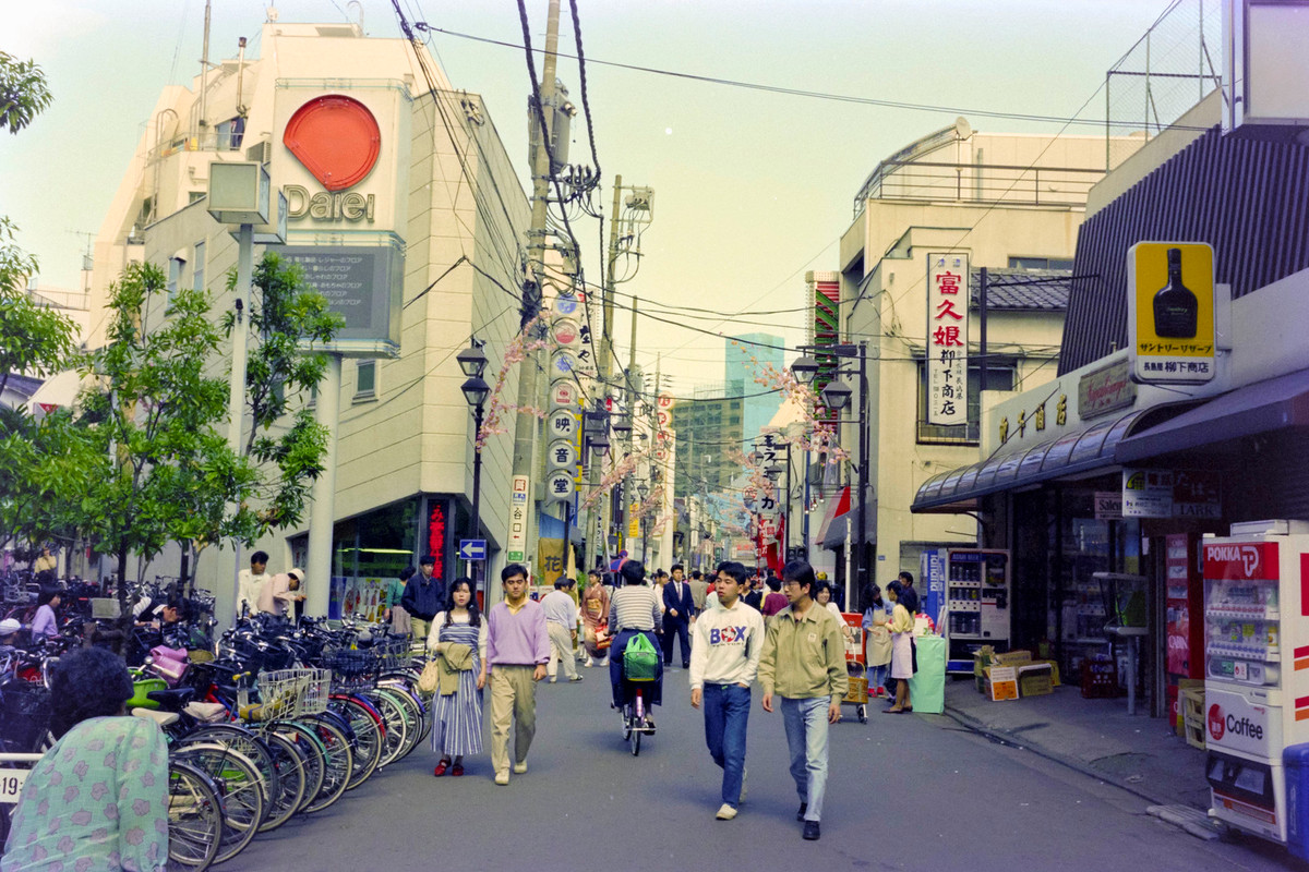 Cảnh phố phường trên đường từ khu Narimasu 2-Chōme đến ga Tobu-Tojo.