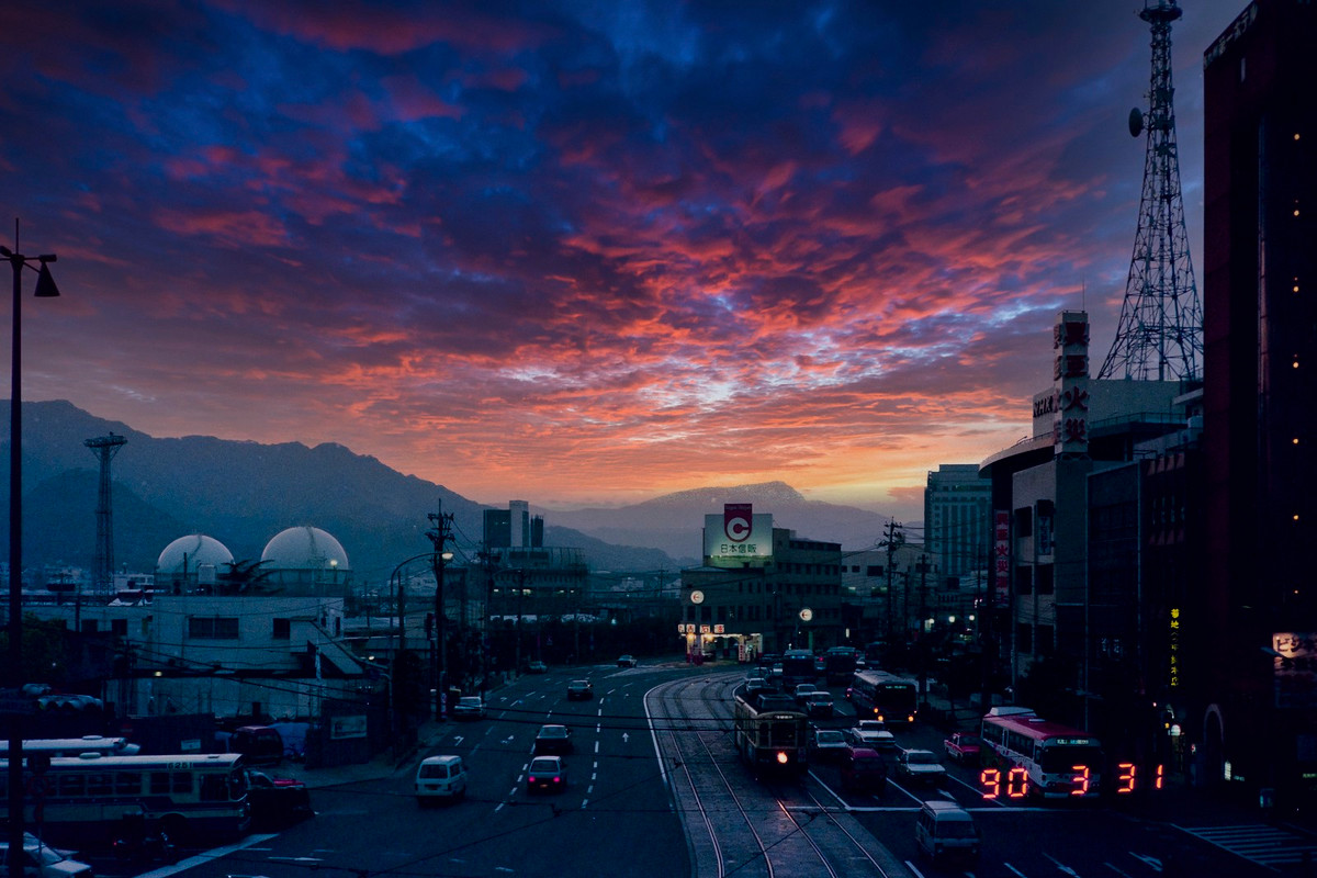 Ráng chiều trên một đại lộ ở Nagasaki.
