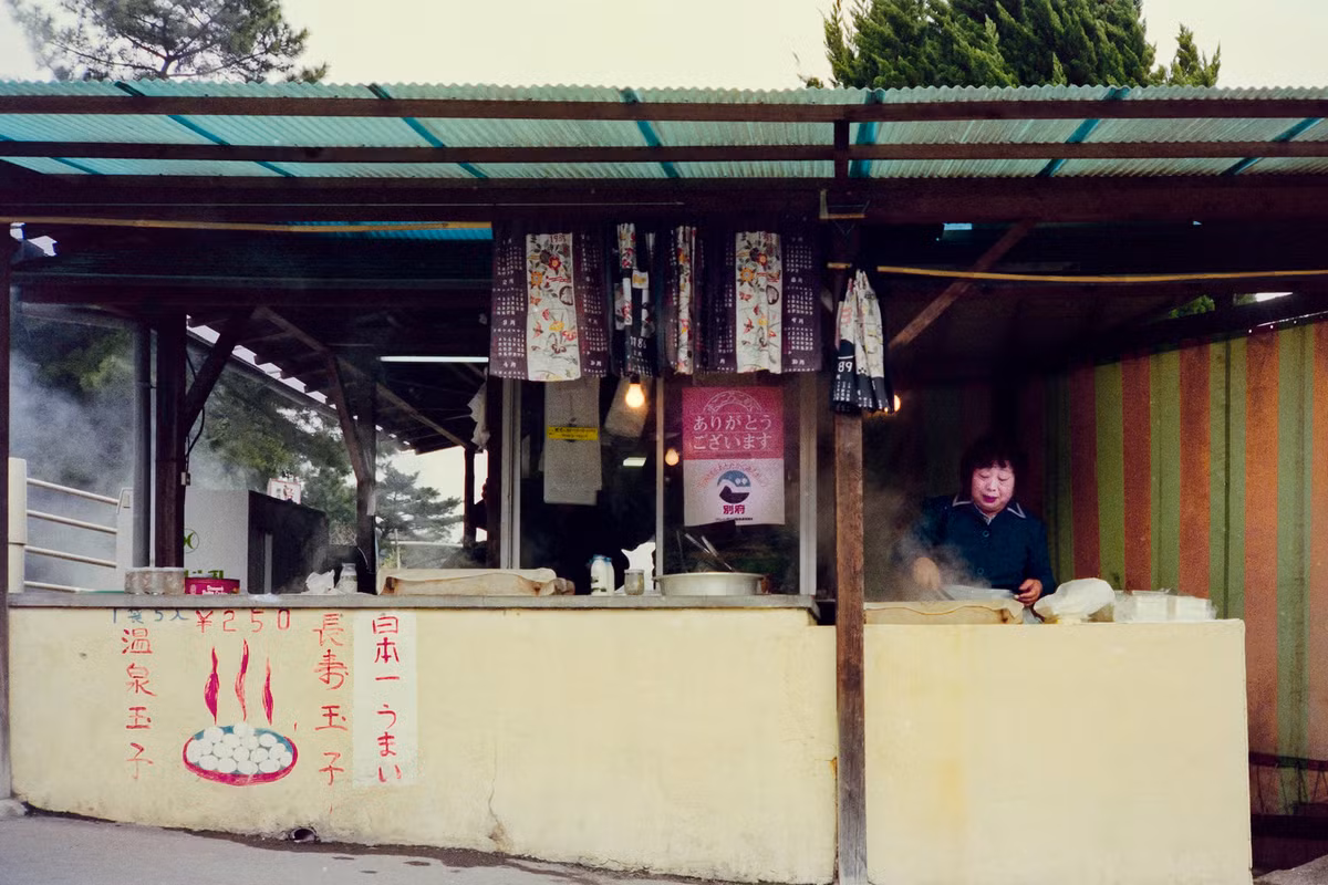 Cửa hàng bán trứng onsen - trứng được luộc chậm bằng nước khoáng nóng - tại nhà nghỉ.