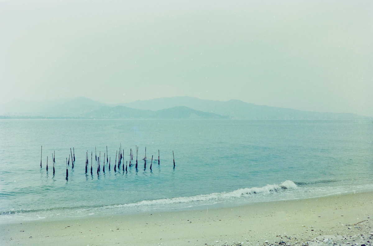 Bãi biển hoang sơ của đảo Shikashima.