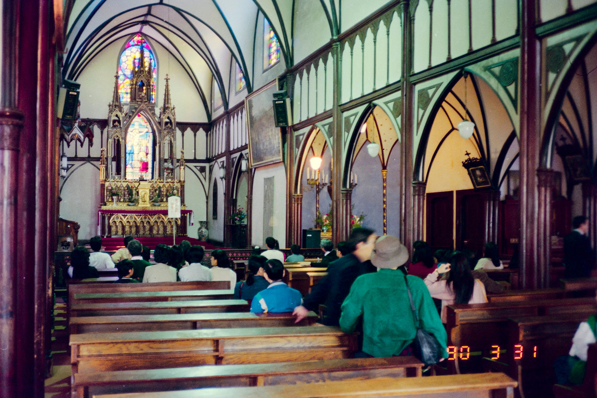 Bên trong nhà thờ Oura, nhà thờ Công giáo cổ nhất Nhật Bản ở Nagasaki. Nhà thờ được mở vửa từ năm 1865, sau khi nước Nhật từ bỏ chính sách bế quan tỏa cảng do sức ép từ phương Tây.