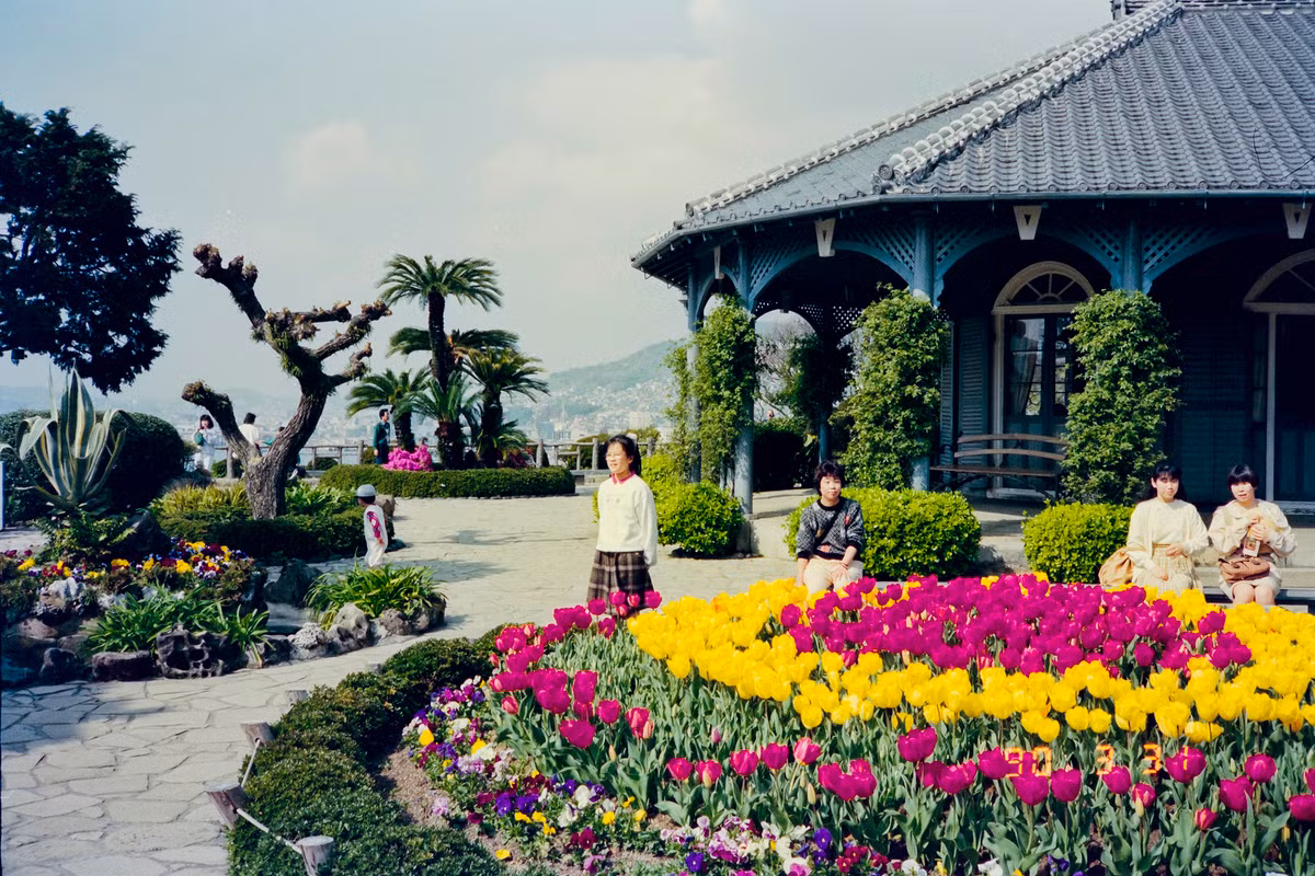 Tại vườn Glover, một địa điểm du lịch nổi tiếng của Nagasaki. Khu vườn nây được hoàn thành năm 1863, dành cho Thomas Blake Glover, thương gia người Scotland đã đóng góp vào quá trình hiện đại hóa Nhật Bản trong lĩnh vực đóng tàu, khai thác than và nhiều lĩnh vực khác.