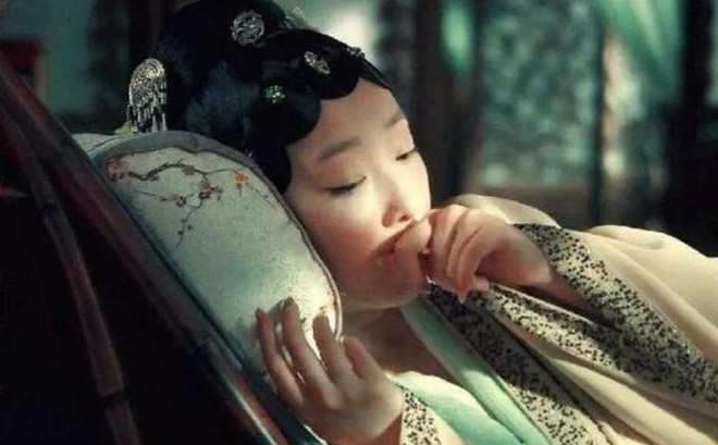 Hiểu theo nghĩa đen thì một người khi ngủ chân không được quay về hướng Tây, đầu không được quay về hướng Đông. Tuy nhiên nhiều người không quan tâm hướng nằm ngủ mà chọn theo cảm tính.