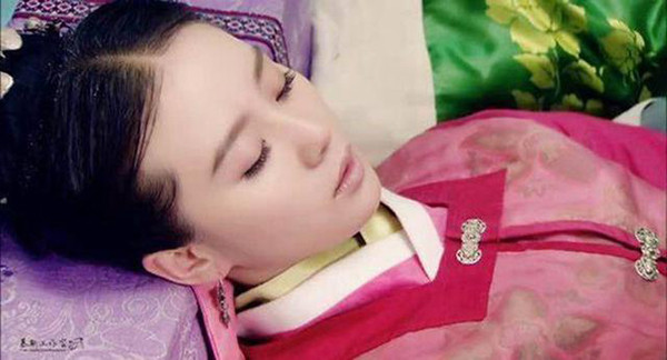 Ngoài lời dạy về hướng ngủ, người xưa cũng cho rằng chất lượng giấc ngủ và vị trí của giường cũng có ảnh hưởng không hề nhỏ. Cụ thể, chúng ta không nên kê giường dựa vào tường, lúc này nếu bạn ngủ dựa đầu vào tường cũng sẽ khiến giấc ngủ bị cản trở.