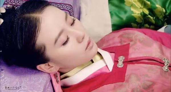 Ngoài lời dạy về hướng ngủ, người xưa cũng cho rằng chất lượng giấc ngủ và vị trí của giường cũng có ảnh hưởng không hề nhỏ. Cụ thể, chúng ta không nên kê giường dựa vào tường, lúc này nếu bạn ngủ dựa đầu vào tường cũng sẽ khiến giấc ngủ bị cản trở.