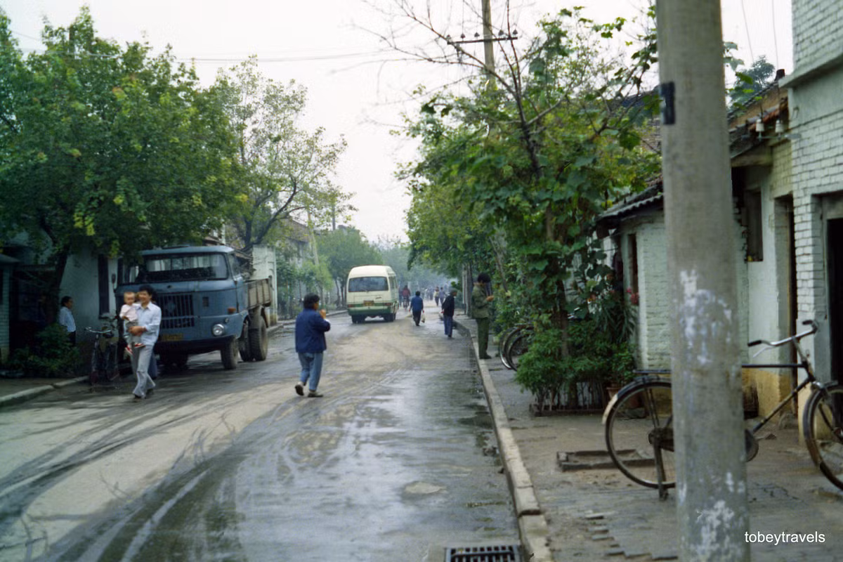 Trên một con đường ở thành phố Tây An, Trung Quốc năm 1984. Ảnh: Tobeytravels Flickr.