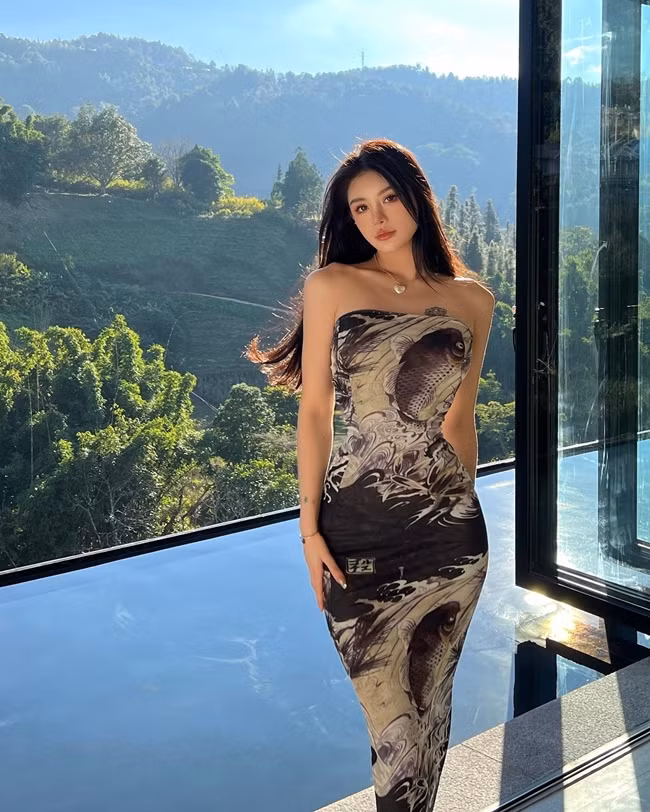 Ngoài ra, cô còn biến tấu nó với kiểu áo croptop siêu ngắn như trên. Khi chọn bodycon bạn nên chú ý đến vấn đề nội y để tránh trường hợp hằn đường viền kém duyên. Qui QQ mặc gợi cảm nhưng không hề bị mắc lỗi này.