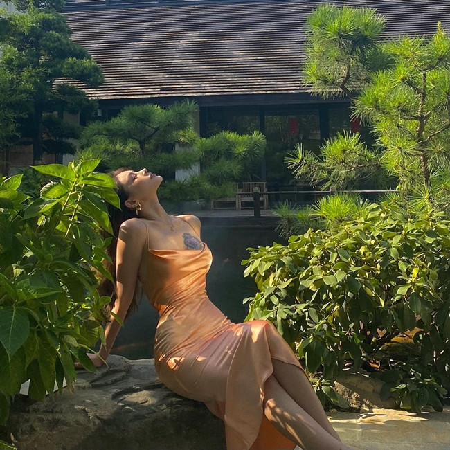 Theo dõi trang cá nhân của Qui QQ không khó để bắt gặp cô mặc kiểu đồ dáng bó sát. Kiểu váy body này dường như tiệp đường cong nên giúp cô trở nên quyến rũ hơn. Không phải vô cớ khi những người có thân hình đẹp thường chọn diện kiểu đồ này.