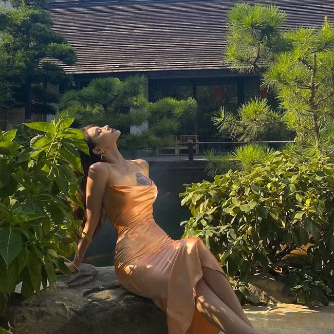 Theo dõi trang cá nhân của Qui QQ không khó để bắt gặp cô mặc kiểu đồ dáng bó sát. Kiểu váy body này dường như tiệp đường cong nên giúp cô trở nên quyến rũ hơn. Không phải vô cớ khi những người có thân hình đẹp thường chọn diện kiểu đồ này.