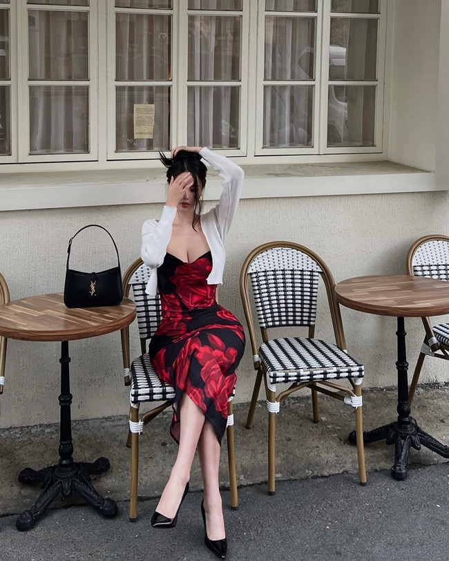 Một trong những điểm thu hút khác của cô là việc lựa chọn đúng trang phục. Dáng người đồng hồ cát giúp Baek Si Young mặc đẹp kiểu váy ôm sát như bodycon. Kể cả trang phục dáng dài cũng không che lấp được đường cong vóc dáng của cô.