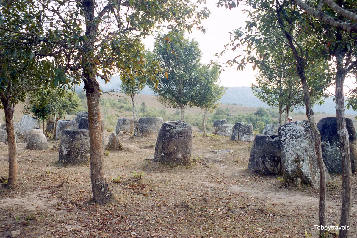 Các nhà khảo cổ tin rằng các chum này có niên đại 1.500 đến 2.000 năm trước, được những người thuộc sắc tộc Môn - Khmer làm ra.