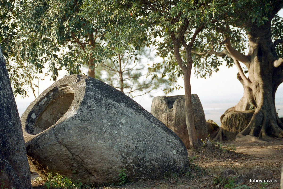Những chiếc chum ở đây nằm thành từng cụm với số lượng từ một vài cho đến vài trăm cái chum mỗi cụm. Có tổng cộng hơn 90 địa điểm đã được phát hiện tại tỉnh Xiên Khoảng.