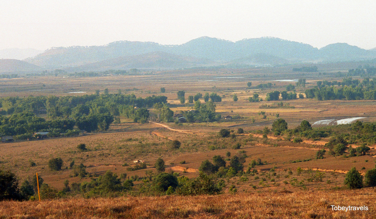 Địa hình khu vực Cánh đồng chum. Nơi đây còn nhiều bom mìn chưa nổ nên du khách chỉ được tham ở ba vị trí an toàn, được đánh số 1, 2 và 3.