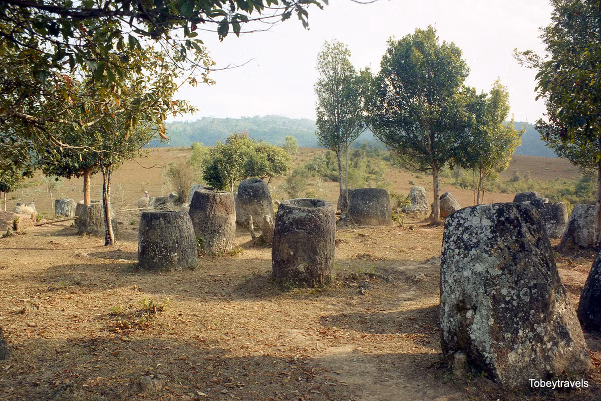 Nhà khảo cổ người Pháp Madeleine Colani suy doán, cánh đồng Chum có liên hệ với một con đường bộ hành từ Bắc Ấn Độ.