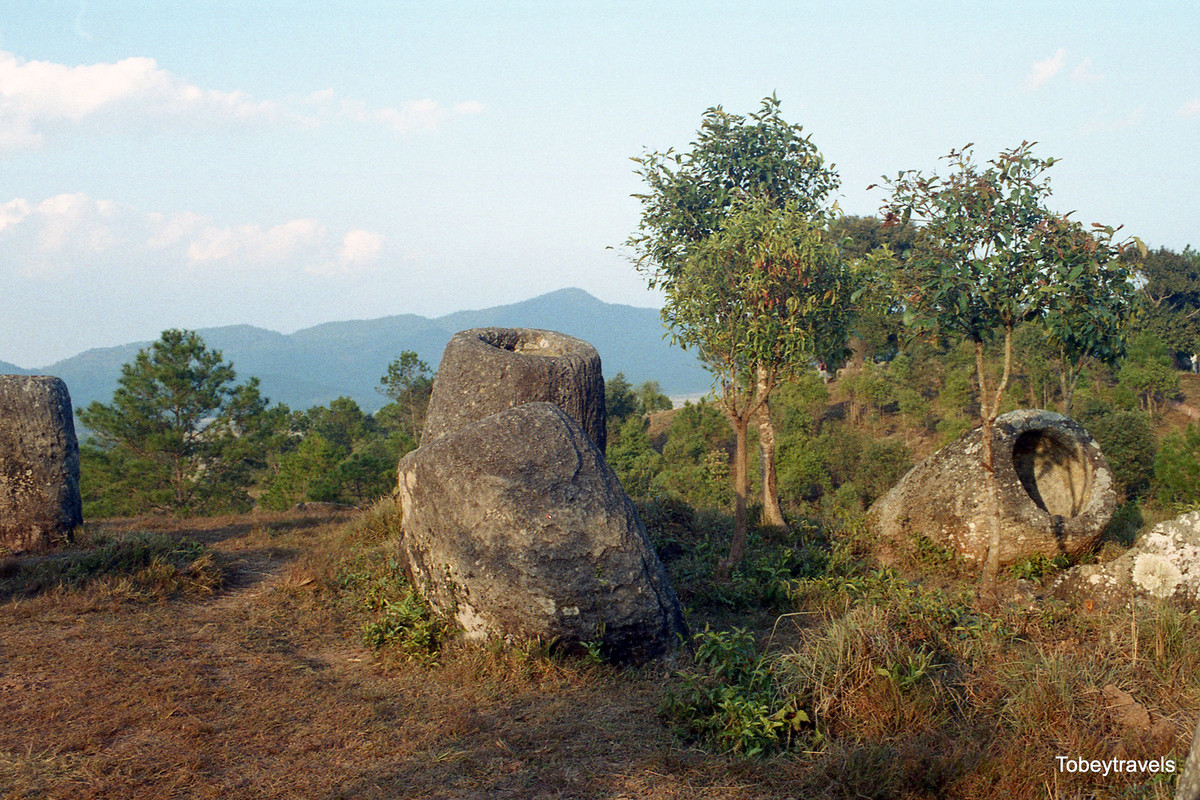 Những chiếc chum đá khổng lồ ở cánh đồng Chum, Xiên Khoảng, Lào năm 2006. Đây là một cảnh quan khảo cổ cự thạch bao gồm hàng ngàn chum đá nằm rải rác dọc theo thung lũng và cánh đồng thấp của đồng bằng trung tâm thuộc cao nguyên Xiên Khoảng. Ảnh: Tobeytravels.