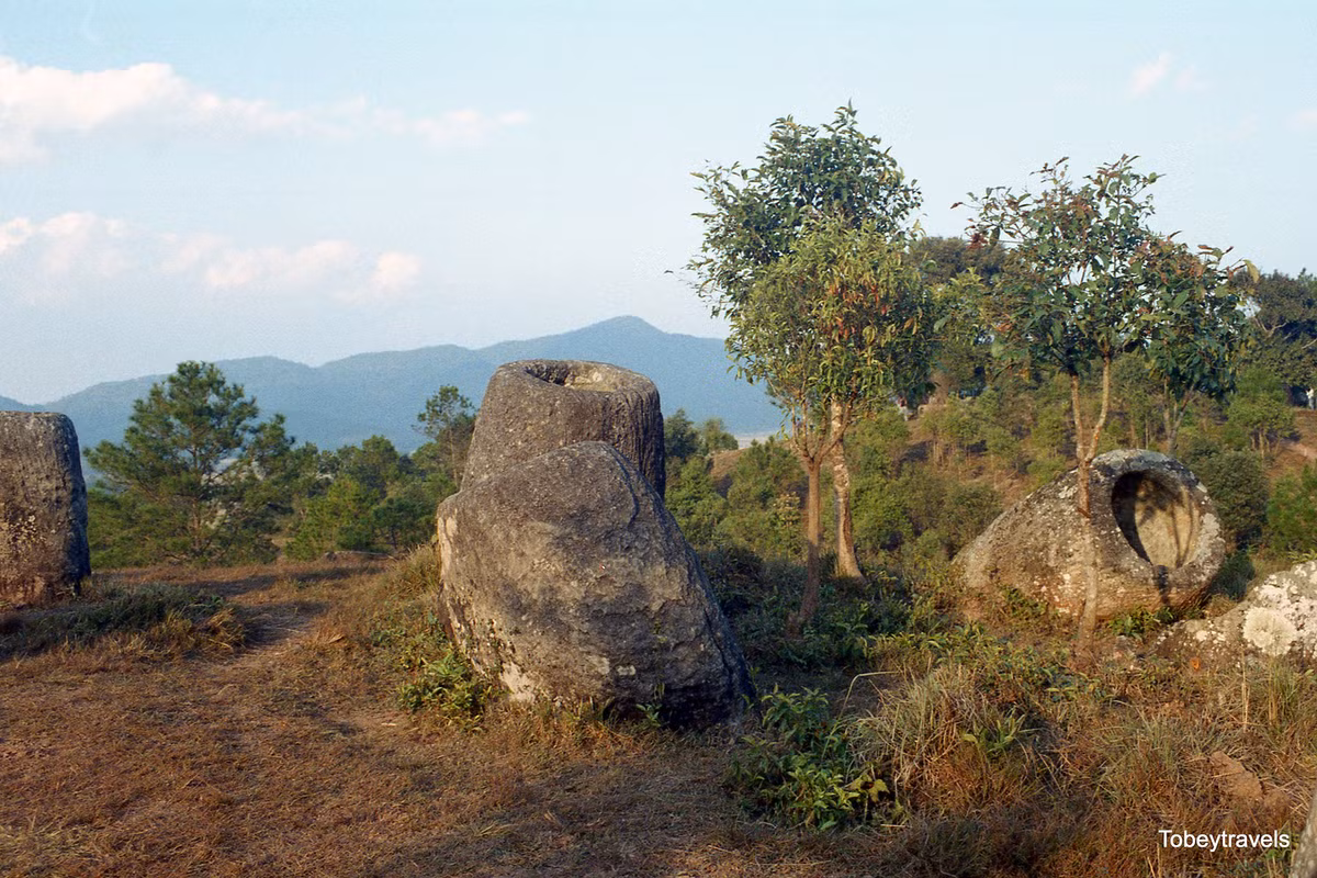 Những chiếc chum đá khổng lồ ở cánh đồng Chum, Xiên Khoảng, Lào năm 2006. Đây là một cảnh quan khảo cổ cự thạch bao gồm hàng ngàn chum đá nằm rải rác dọc theo thung lũng và cánh đồng thấp của đồng bằng trung tâm thuộc cao nguyên Xiên Khoảng. Ảnh: Tobeytravels.