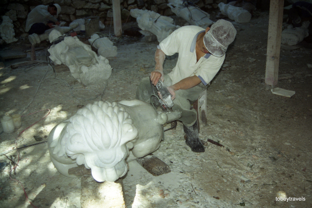 Trong xưởng chế tác đá ở làng đá mỹ nghệ Non Nước.