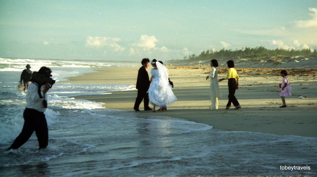 Cô dâu và chú rể chụp ảnh cưới trên bãi biển Nam Ô, Đà Nẵng năm 1996. Ảnh: Tobeytravels Flickr.