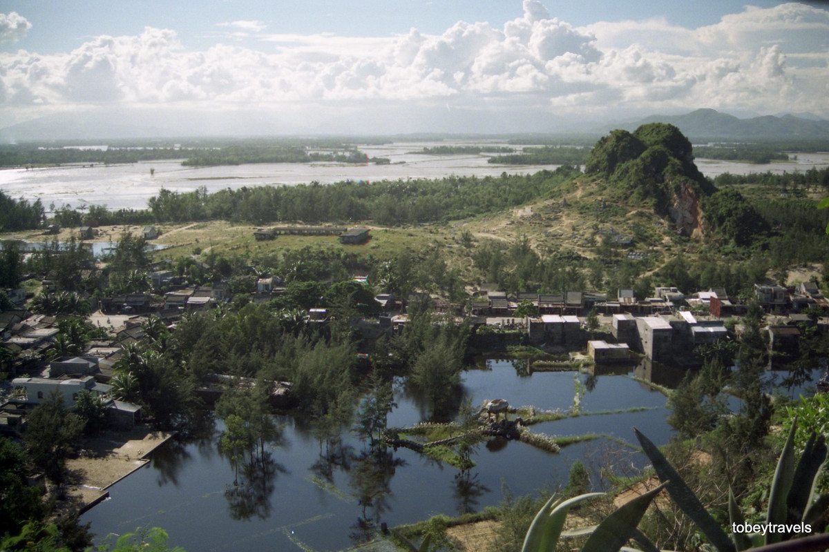 Khung cảnh nhìn từ núi Thủy Sơn, danh thắng Ngũ Hành Sơn.