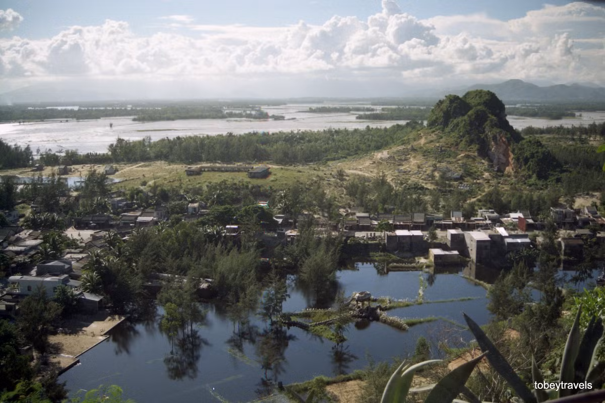 Khung cảnh nhìn từ núi Thủy Sơn, danh thắng Ngũ Hành Sơn.