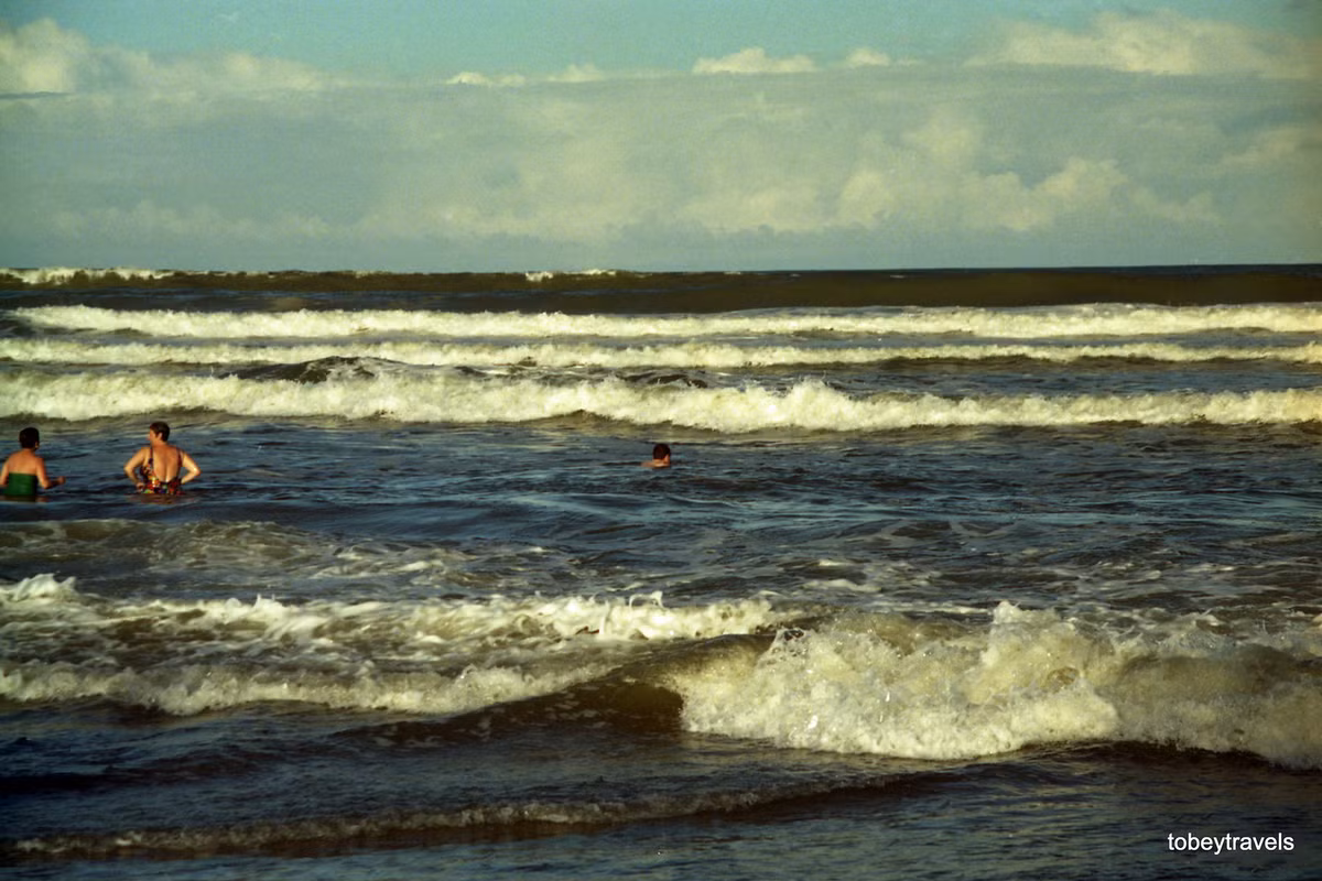 Khách quốc tế tắm biển ở bãi biển Non Nước.