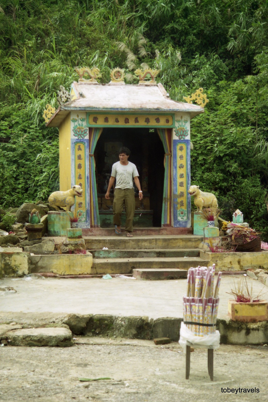 Ngôi miếu ở điểm dừng trên đèo Hải Vân.