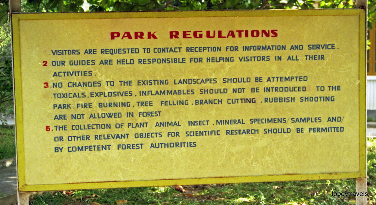 Bảng nội quy của Vườn quốc gia Cát Bà.