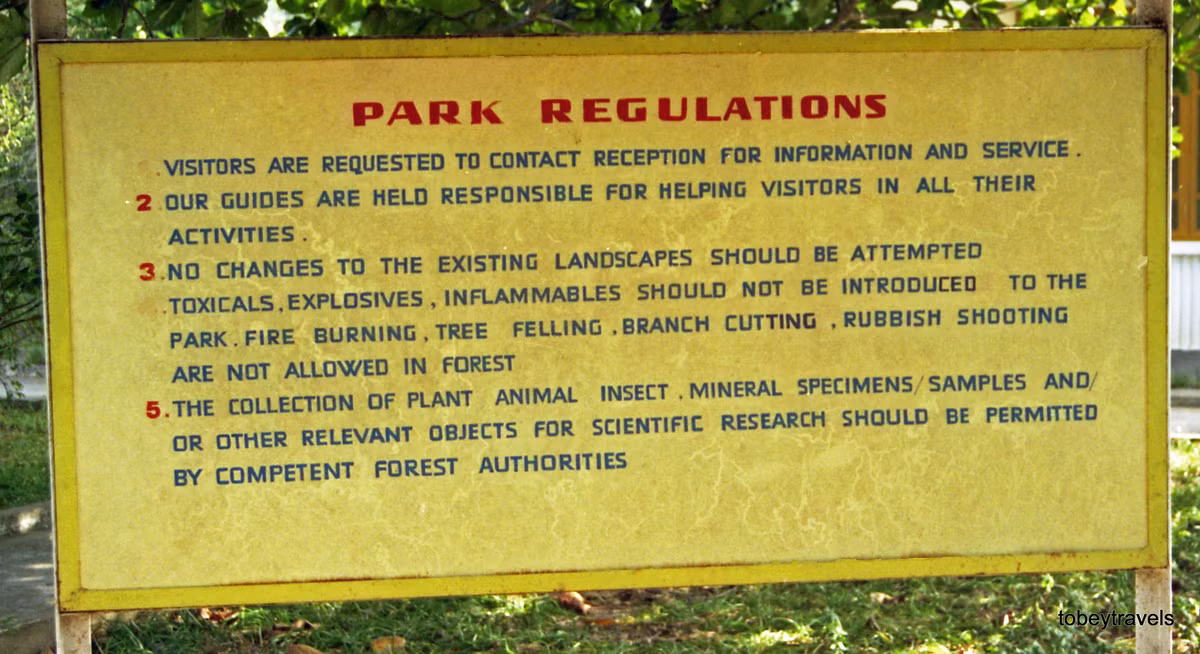 Bảng nội quy của Vườn quốc gia Cát Bà.