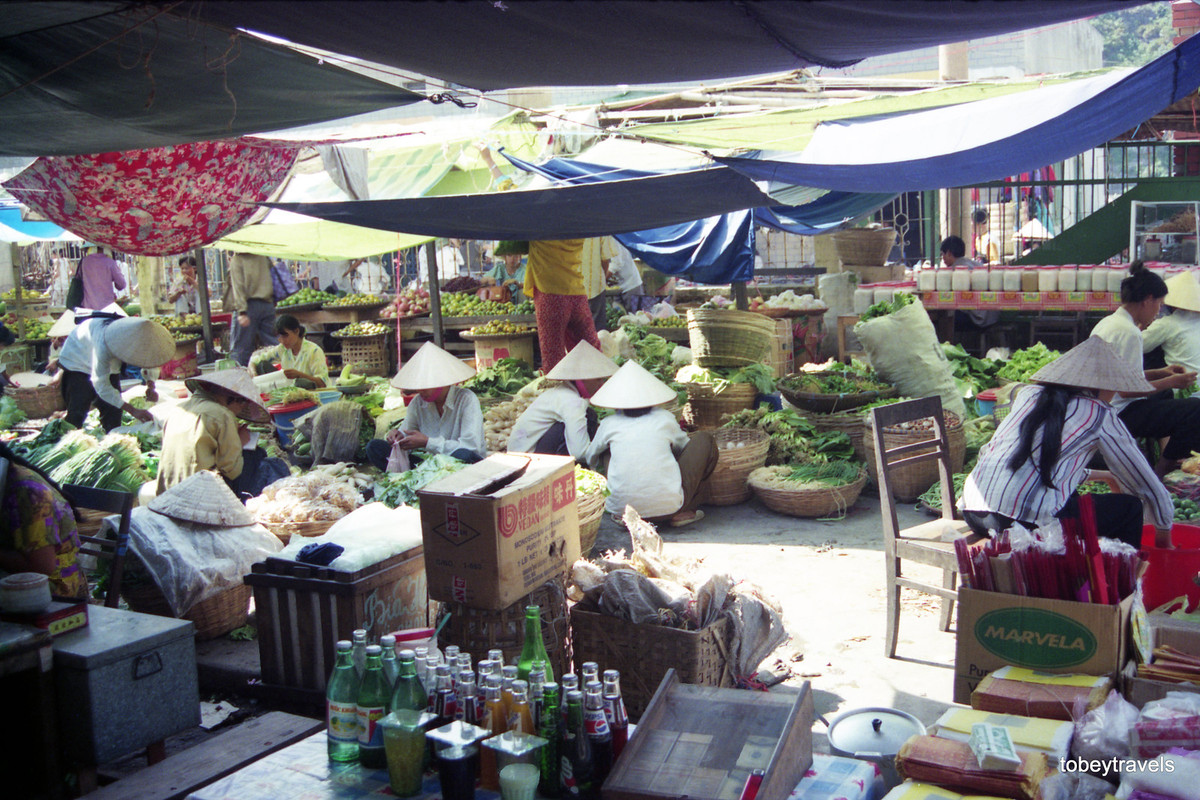 Các quầy hàng trong chợ.