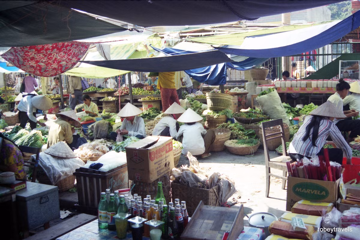 Các quầy hàng trong chợ.