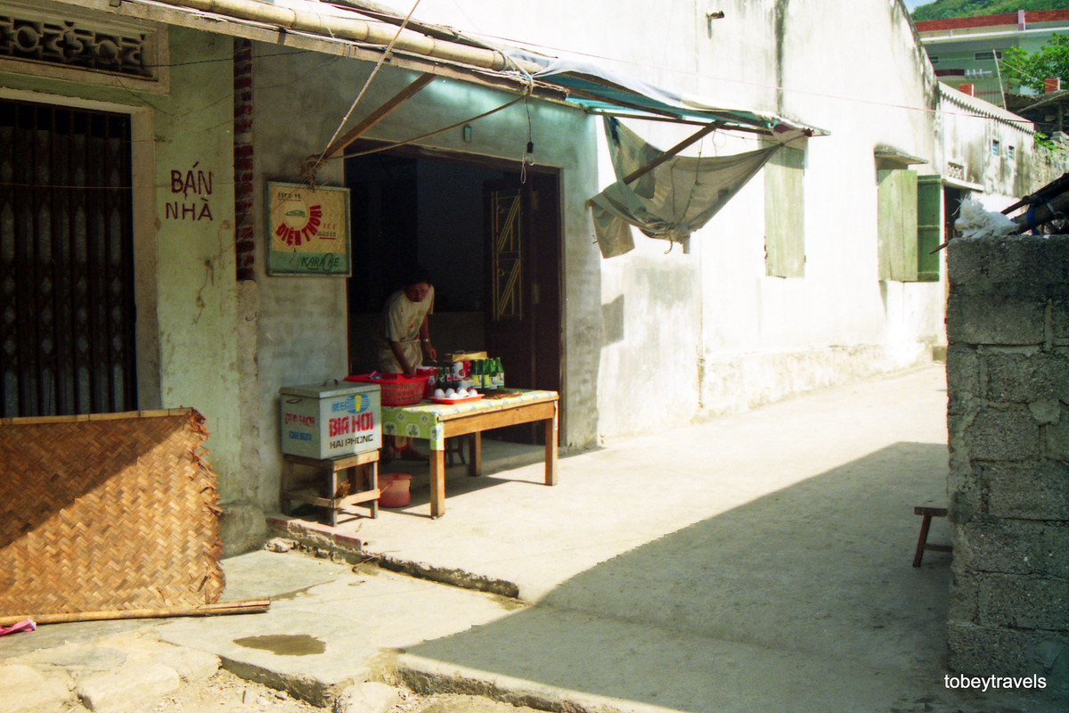 Quán nước có dịch vụ điện thoại cạnh chợ Cát Bà.