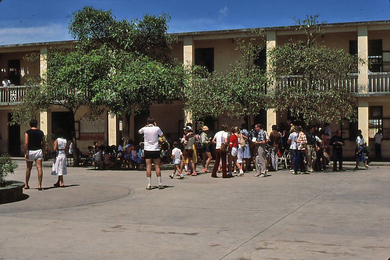 Các vị khách Tây ghé thăm một trường mẫu giáo ở thành phố.