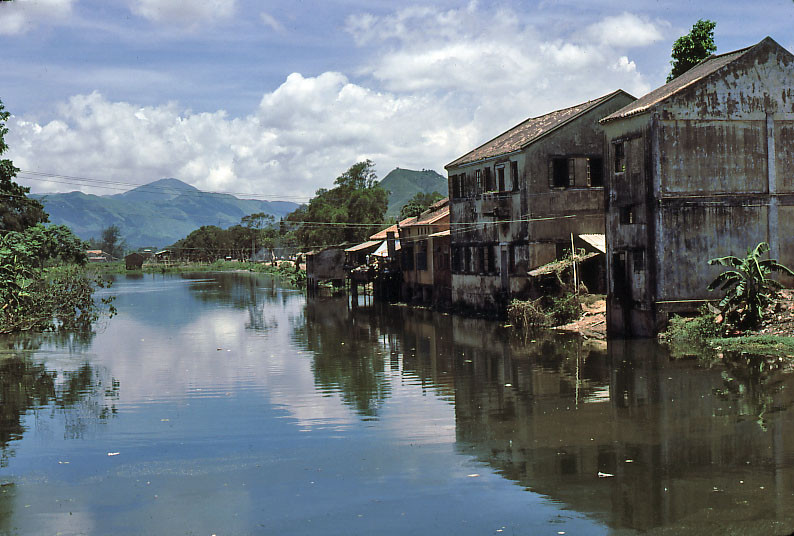 Những ngôi nhà bên sông ở Thâm Quyến năm 1980.