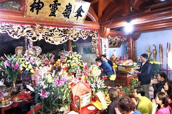 Ban thờ Đức Thánh Tản Sơn Tinh trong đền Thượng. (Ảnh: Internet)