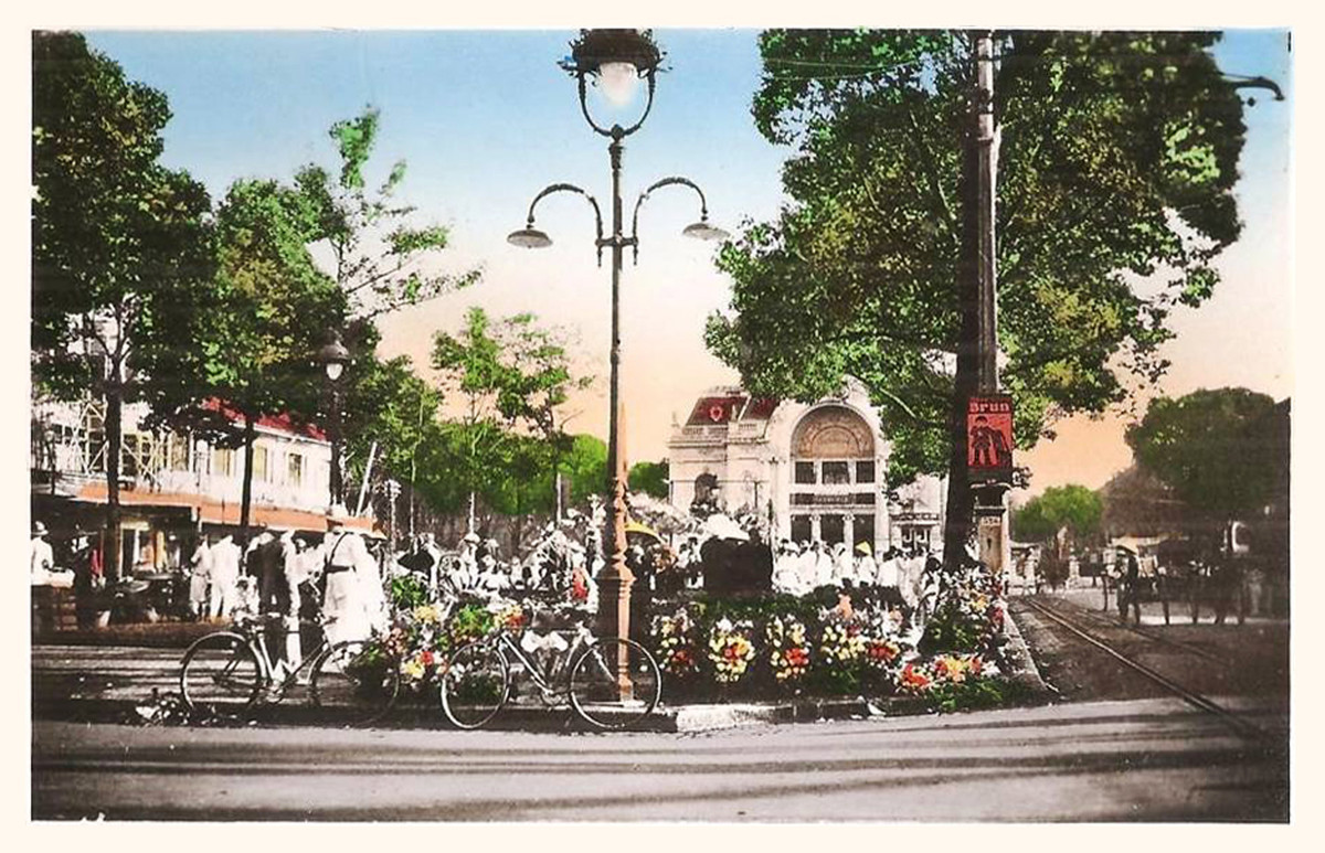 Chợ hoa Tết ở ngã tư Bonard - Charner (Lê Lợi - Nguyễn Huệ), khu vực công viên trước nhà hát.