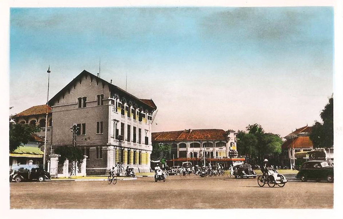 Đầu đại lộ Bonard (trái) nhìn từ chợ Bến Thành. Tòa nhà lớn là trụ sở Công ty Hỏa xa Đông Dương, nay thuộc về Tổng công ty Đường sắt Việt Nam.