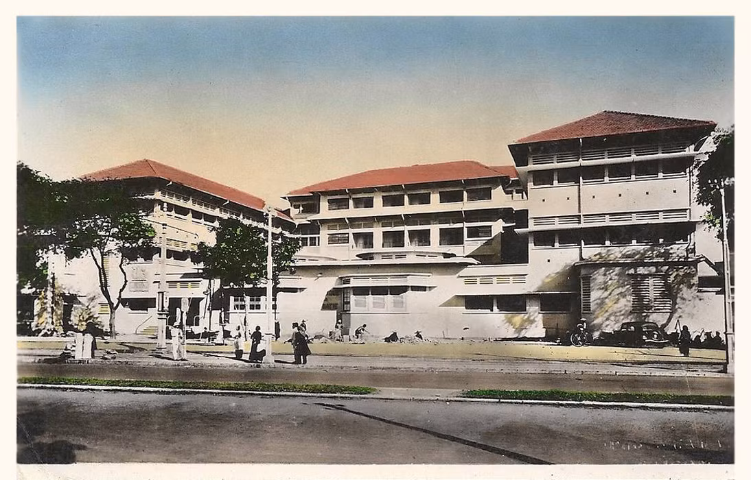 Bệnh viện Sài Gòn trên đại lộ Bonard, cạnh chợ Bến Thành, nay là Bệnh viện Đa khoa Sài Gòn, số 125 Lê Lợi.