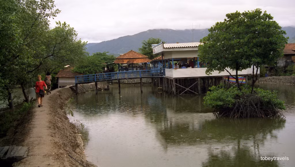 Nhà hàng nổi của một cơ sở nuôi trồng thủy hải sản.