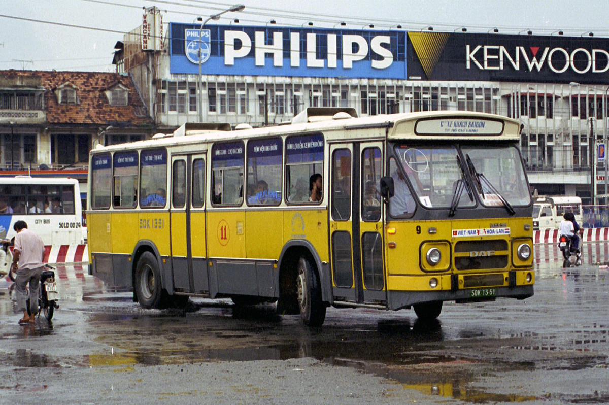 Một chiếc DAF 50K-13-51 sắp rời khu vực chợ Bến Thành. Xe chạy tuyến Chợ Bến Thành - Bến đò Thủ Thiêm - Sở thú/Thị Nghè - Hàng Xanh/Chợ Bà Chiểu - Bệnh viện Ung Bướu - Bình Lợi/Bến xe Miền Đông.