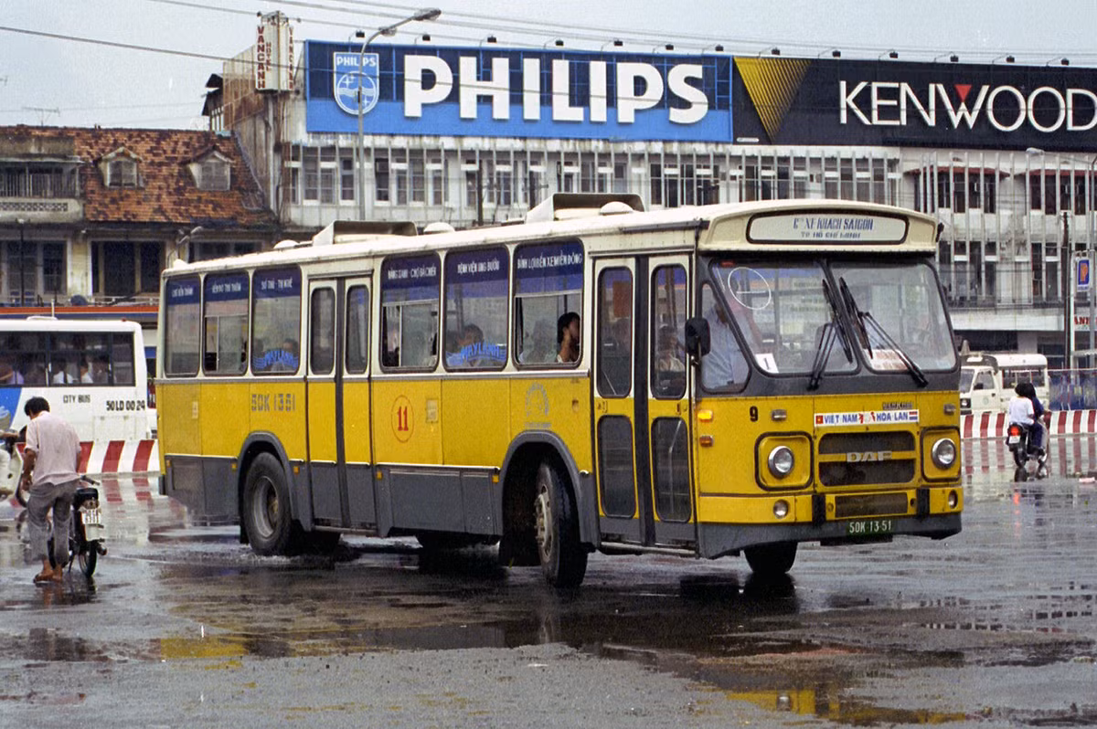 Một chiếc DAF 50K-13-51 sắp rời khu vực chợ Bến Thành. Xe chạy tuyến Chợ Bến Thành - Bến đò Thủ Thiêm - Sở thú/Thị Nghè - Hàng Xanh/Chợ Bà Chiểu - Bệnh viện Ung Bướu - Bình Lợi/Bến xe Miền Đông.