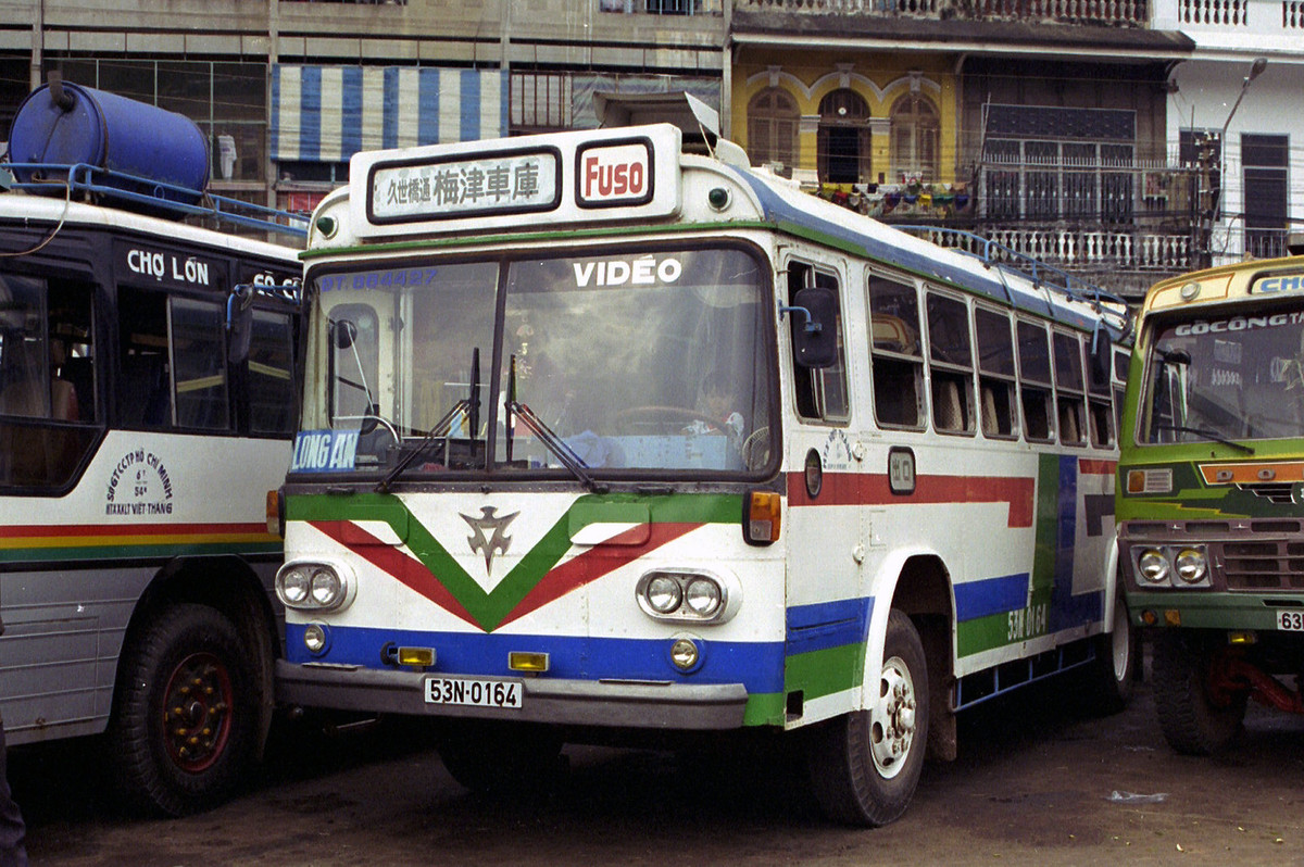 Xe Mitsubishi Fuso (Nhật Bản) biển số 53N-01-64 ở bến xe Chợ Lớn, 1996. Xe chạy tuyến Chợ Lớn - Long An.