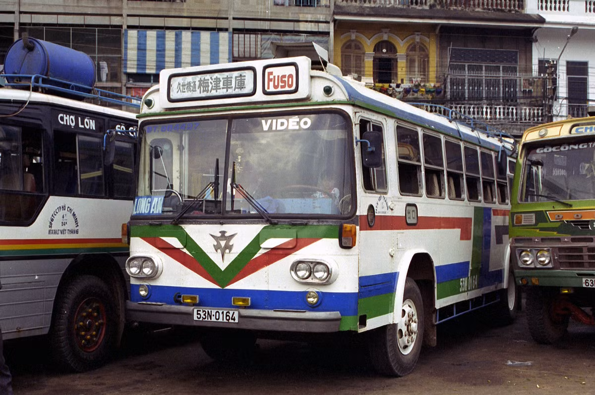 Xe Mitsubishi Fuso (Nhật Bản) biển số 53N-01-64 ở bến xe Chợ Lớn, 1996. Xe chạy tuyến Chợ Lớn - Long An.
