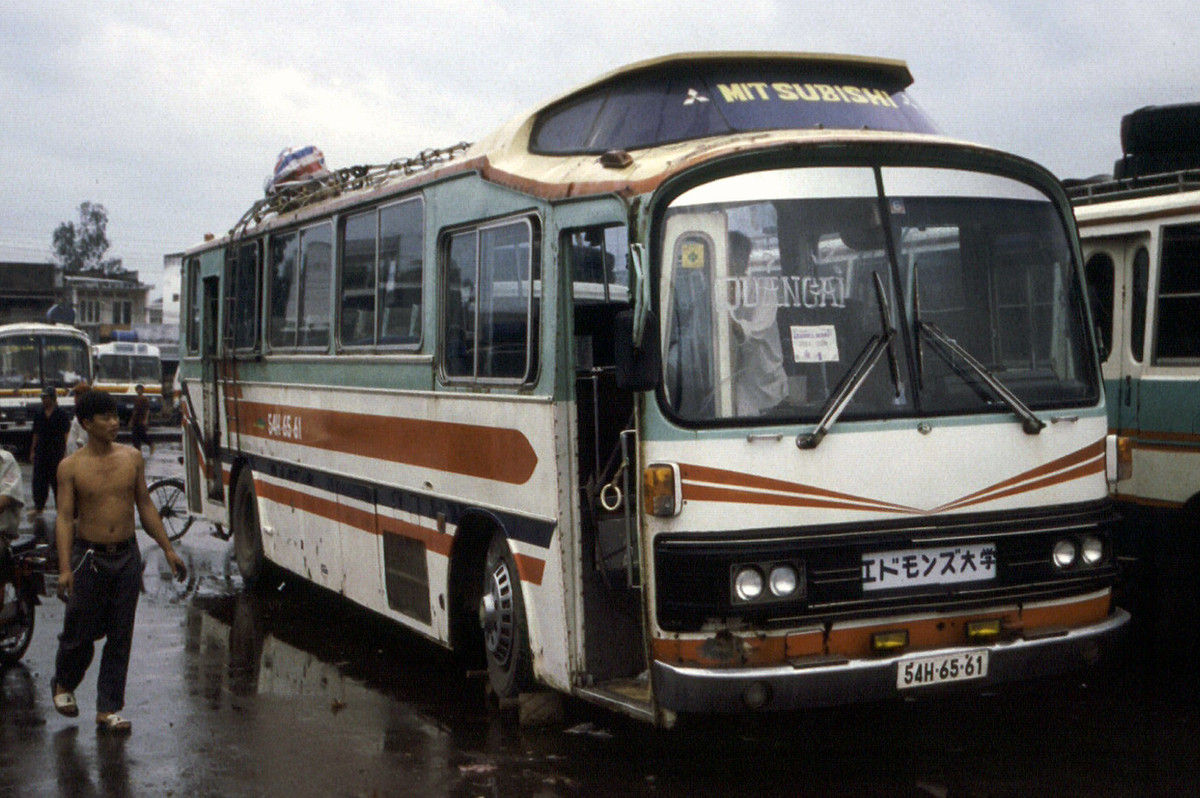 Xe Fuso-Kureha (Nhật Bản) biển số 54H-65-61 ở bến xe Miến Đông, 1996.