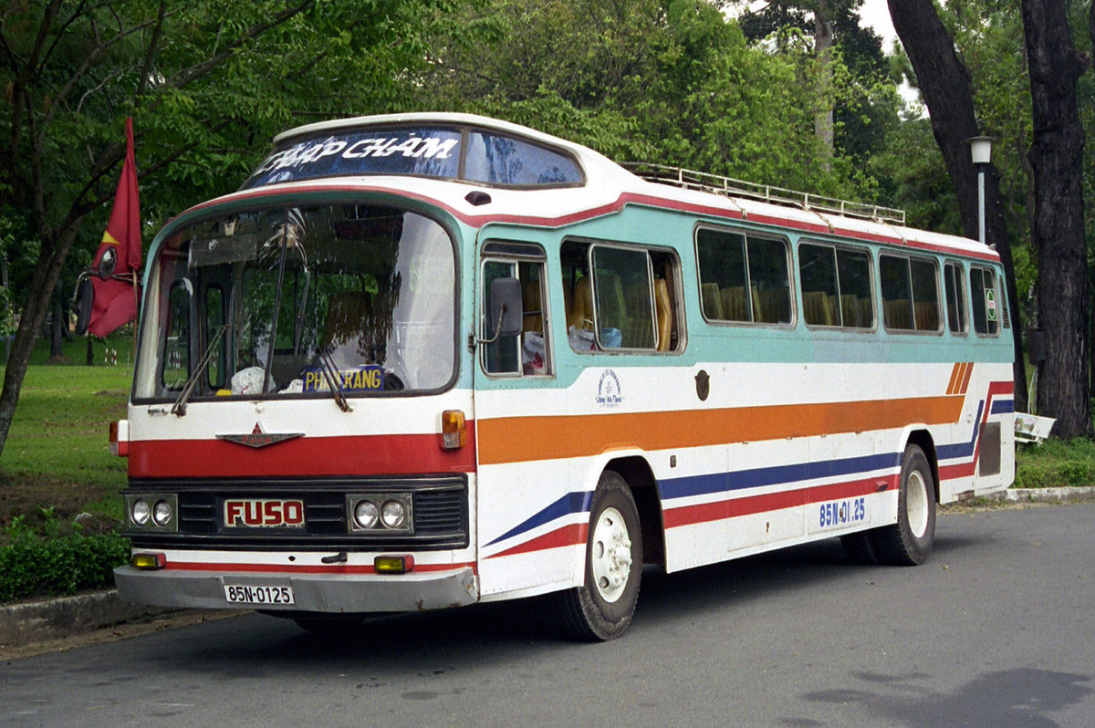 Xe Fuso-Kureha biển số 85N-01-25 trong khuôn viên Dinh Độc Lập, 1996.