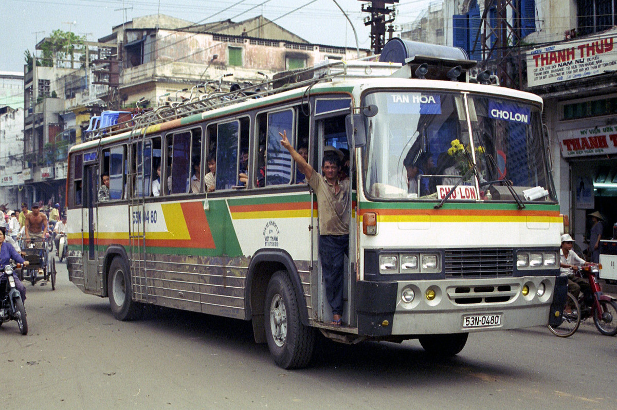 Một chiếc xe không rõ chủng loại, biển số 53N-04-80, chạy tuyến Tân Hóa - Chợ Lớn, 1996.